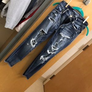 Destroyed cropped jeans